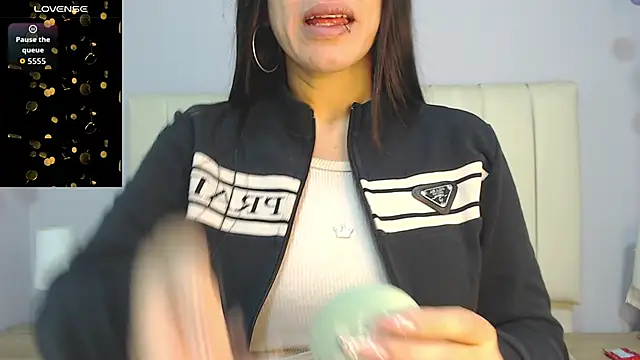 Snapshot of amy_le01 chatting on 11-21-25, 01:32 amy le01 online show from 11-21-25, 01:32