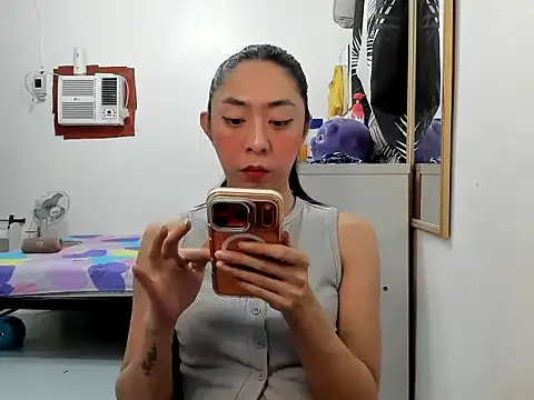 Snapshot of ErikaJayne4u chatting on 07-13-26, 05:10 ErikaJayne4u online show from 07-13-26, 05:10