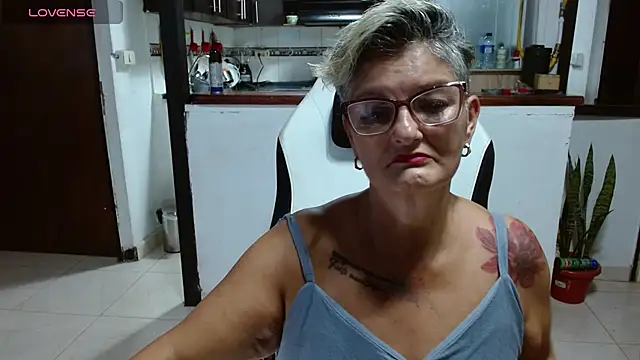 Snapshot of bety-cum2 chatting on 06-25-26, 10:47 bety-cum2 online show from 06-25-26, 10:47