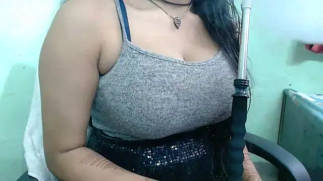 Snapshot of sweet-alia chatting on 10-14-25, 01:34 sweet-alia online show from 10-14-25, 01:34