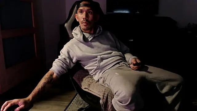 Snapshot of inc25cb@xh chatting on 01-14-26, 11:05 inc25cbxh online show from 01-14-26, 11:05