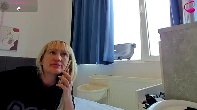 Snapshot of Almatoys chatting on 09-18-25, 09:44 Almatoys online show from 09-18-25, 09:44