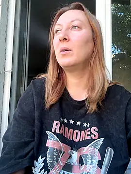 Snapshot of Mira_Xo_ chatting on 09-23-25, 06:16 Mira Xo online show from 09-23-25, 06:16