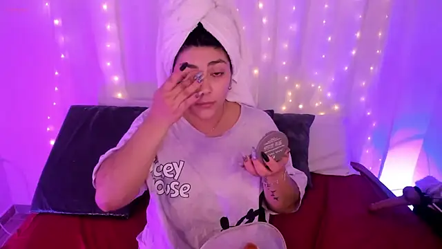 lucy26  online show from 10-18-25, 02:25