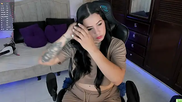 Snapshot of Bianka_olivetto021 chatting on 12-17-25, 02:39 Bianka olivetto021 online show from 12-17-25, 02:39