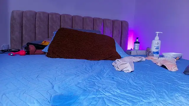  linda milk  online show from 11-26-25, 03:07