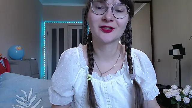 Snapshot of KiraGoldens chatting on 09-21-25, 06:04 KiraGoldens online show from 09-21-25, 06:04