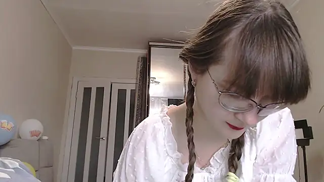 Snapshot of KiraGoldens chatting on 09-22-25, 06:37 KiraGoldens online show from 09-22-25, 06:37