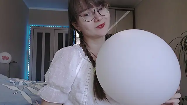 Snapshot of KiraGoldens chatting on 09-29-25, 06:29 KiraGoldens online show from 09-29-25, 06:29