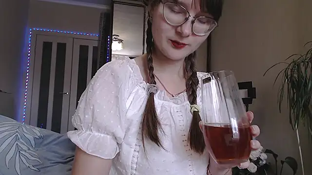 Snapshot of KiraGoldens chatting on 09-30-25, 07:24 KiraGoldens online show from 09-30-25, 07:24