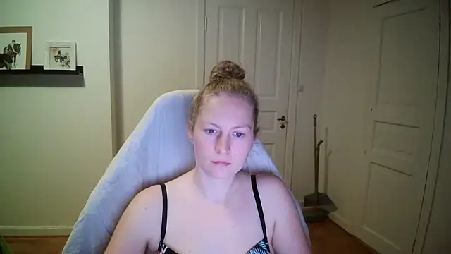 Girlnina-1995 online show from 10-16-25, 07:48