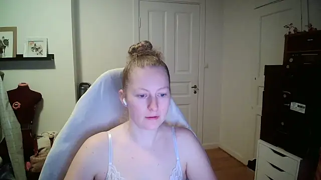 Girlnina-1995 online show from 12-18-25, 10:10