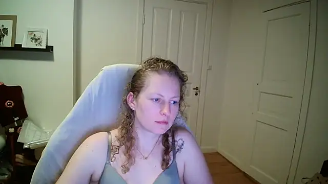 Girlnina-1995 online show from 03-18-26, 08:45