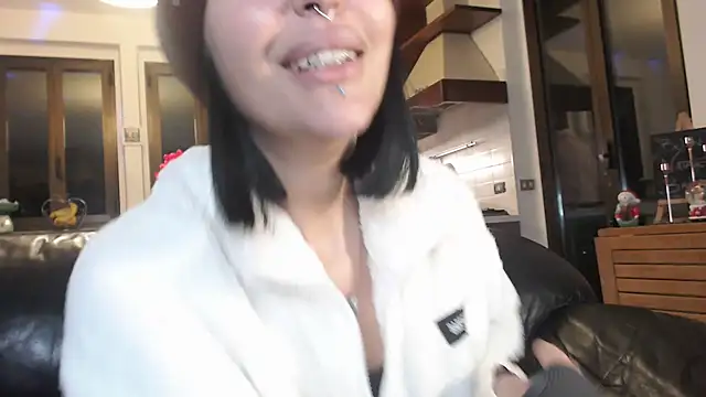 Snapshot of Masha_Real_84 chatting on 12-22-25, 11:13 Masha Real 84 online show from 12-22-25, 11:13