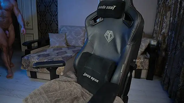 Snapshot of mike0xx chatting on 11-28-25, 01:14 mike0xx online show from 11-28-25, 01:14