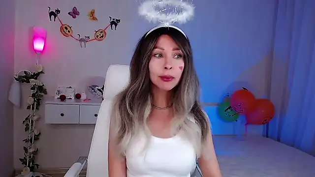 Snapshot of wendifoste chatting on 10-31-25, 06:53 wendifoste online show from 10-31-25, 06:53