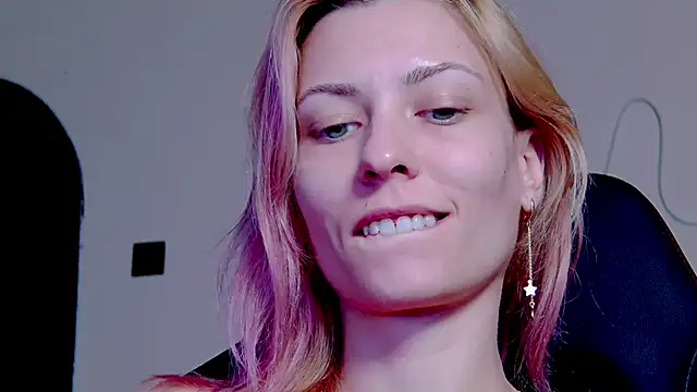 karo123421 online show from 10-31-25, 08:43