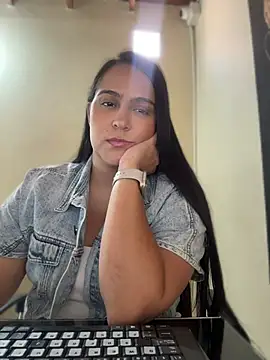Snapshot of kendall_52 chatting on 04-27-26, 05:33 kendall 52 online show from 04-27-26, 05:33