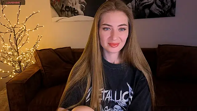 Snapshot of Adelyna_Bird chatting on 06-19-26, 06:51 Adelyna Bird online show from 06-19-26, 06:51