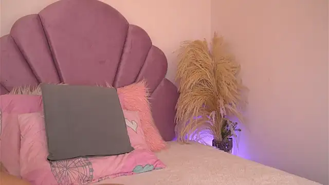 Snapshot of KendalEvanz chatting on 02-16-26, 12:18 KendalEvanz online show from 02-16-26, 12:18