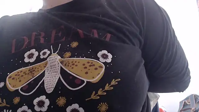 Snapshot of andreaisis2 chatting on 10-28-25, 09:17 andreaisis2 online show from 10-28-25, 09:17