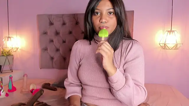 Snapshot of Zafiiraa chatting on 01-06-25, 04:02 Zafiiraa online show from 01-06-25, 04:02