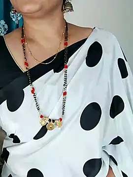 Snapshot of Indian_desi_wife chatting on 09-15-25, 04:51 Indian desi wife online show from 09-15-25, 04:51