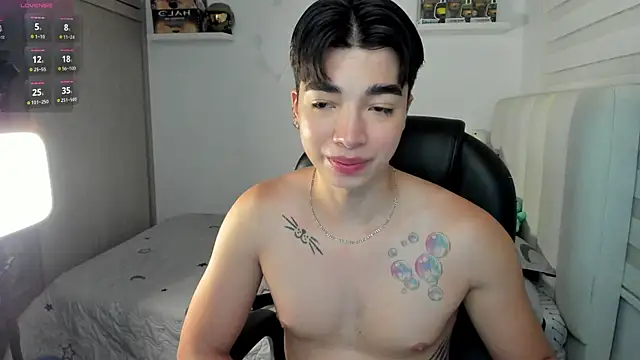 Snapshot of santy7v7 chatting on 11-26-25, 01:23 santy7v7 online show from 11-26-25, 01:23