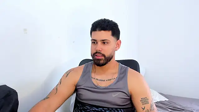 Justyn Torres online show from 10-29-25, 01:46