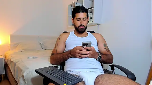 Snapshot of Justyn_Torres chatting on 02-11-26, 02:33 Justyn Torres online show from 02-11-26, 02:33