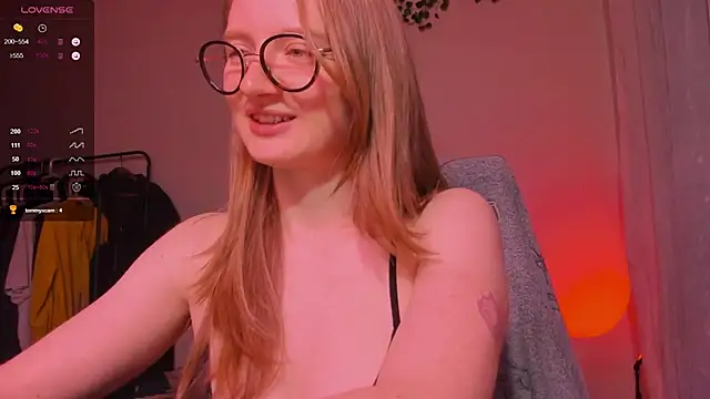 Snapshot of mollytuck chatting on 10-24-25, 01:51 mollytuck online show from 10-24-25, 01:51