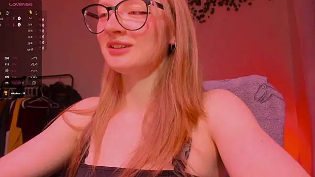 Snapshot of mollytuck chatting on 10-28-25, 03:14 mollytuck online show from 10-28-25, 03:14