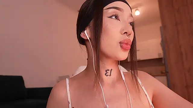 Snapshot of sharlin_13 chatting on 06-29-26, 12:28 sharlin 13 online show from 06-29-26, 12:28