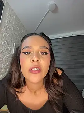 Snapshot of Little_Amber6 chatting on 01-24-25, 01:56 Little Amber6 online show from 01-24-25, 01:56