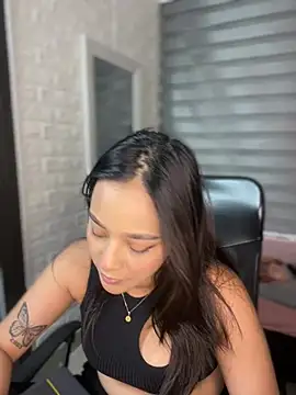 Snapshot of Little_Amber6 chatting on 03-04-25, 08:38 Little Amber6 online show from 03-04-25, 08:38