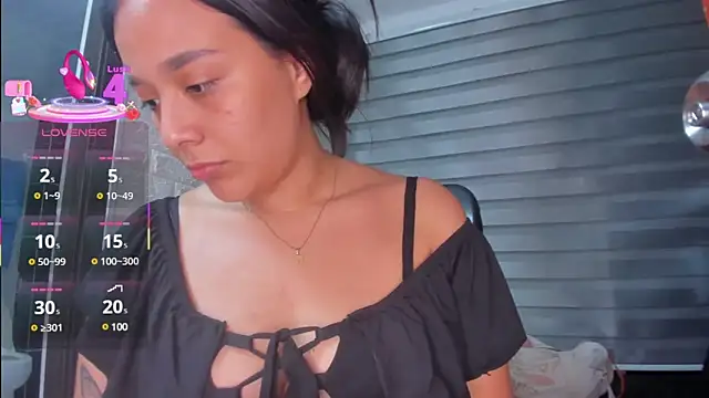 Snapshot of Little_Amber6 chatting on 03-08-25, 02:45 Little Amber6 online show from 03-08-25, 02:45