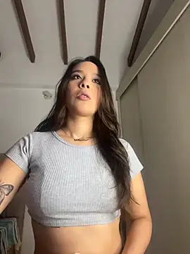 Snapshot of Little_Amber6 chatting on 10-24-25, 10:06 Little Amber6 online show from 10-24-25, 10:06