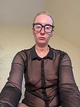 Snapshot of CutieEmy chatting on 05-24-26, 03:17 CutieEmy online show from 05-24-26, 03:17