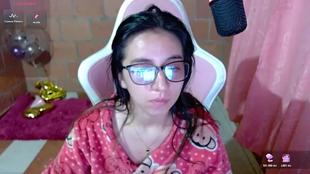 Snapshot of Maggie_Fox3 chatting on 06-22-26, 01:51 Maggie Fox3 online show from 06-22-26, 01:51