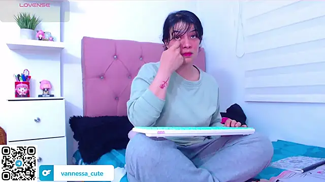 Snapshot of Vannessa__Shy chatting on 09-21-25, 10:00 Vannessa  Shy online show from 09-21-25, 10:00