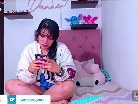 Snapshot of Vannessa__Shy chatting on 10-26-25, 10:25 Vannessa  Shy online show from 10-26-25, 10:25