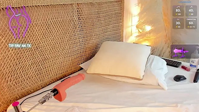 Snapshot of cloe_25 chatting on 10-25-25, 03:25 cloe 25 online show from 10-25-25, 03:25