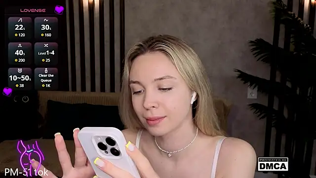 Snapshot of Holl1Would chatting on 04-25-26, 07:33 Holl1Would online show from 04-25-26, 07:33