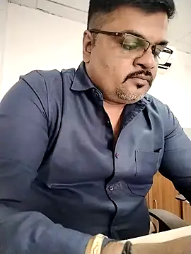 Snapshot of Desi_Londa_143 chatting on 12-19-25, 08:54 Desi Londa 143 online show from 12-19-25, 08:54