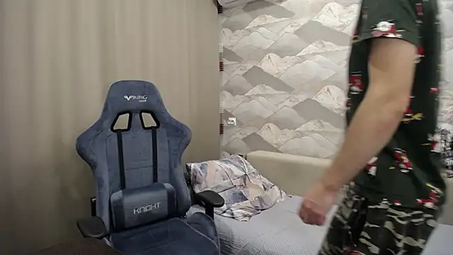 Snapshot of SerzhKorol1 chatting on 10-24-25, 06:43 SerzhKorol1 online show from 10-24-25, 06:43