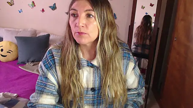 Snapshot of Jolie-Mature chatting on 03-08-25, 10:24 Jolie-Mature online show from 03-08-25, 10:24