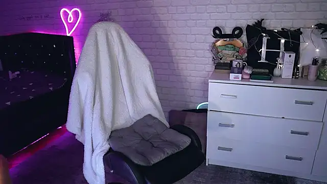 Snapshot of _Uindi_ chatting on 12-15-24, 07:31 Uindi online show from 12-15-24, 07:31