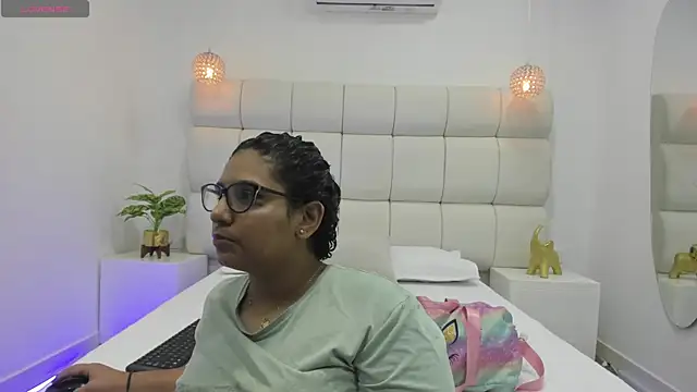 DanielleEvans  online show from 10-20-25, 11:21