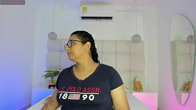 DanielleEvans  online show from 10-25-25, 11:29