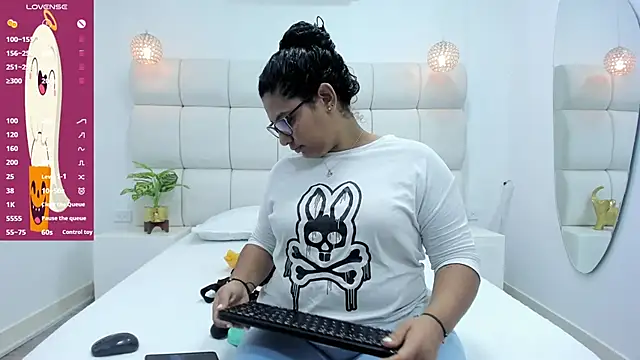 DanielleEvans  online show from 10-29-25, 11:23